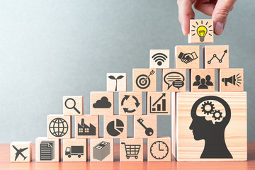 17款中东版霸道TX后窗的小三角加热丝一边有一边没有吗-