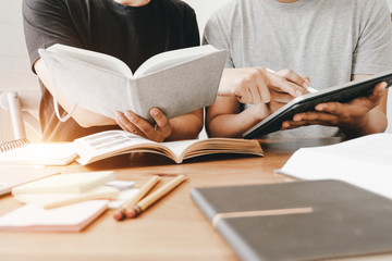 17款中东版霸道TX后窗的小三角加热丝一边有一边没有吗-