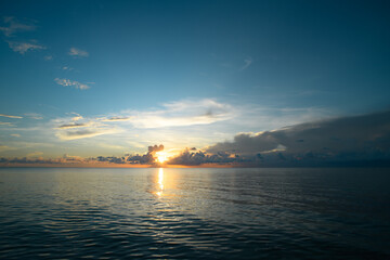 17款中东版霸道TX后窗的小三角加热丝一边有一边没有吗-