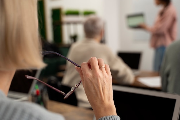 17款中东版霸道TX后窗的小三角加热丝一边有一边没有吗-